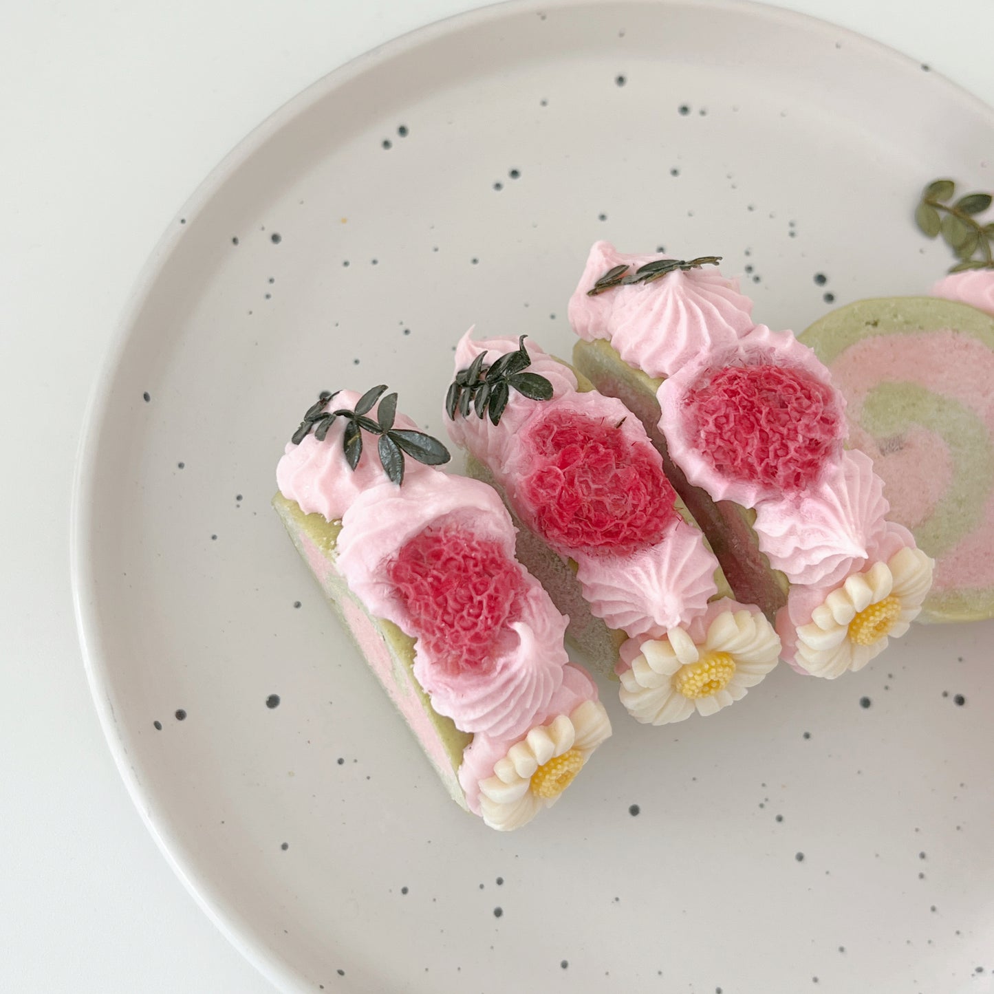 抹茶草莓瑞士卷